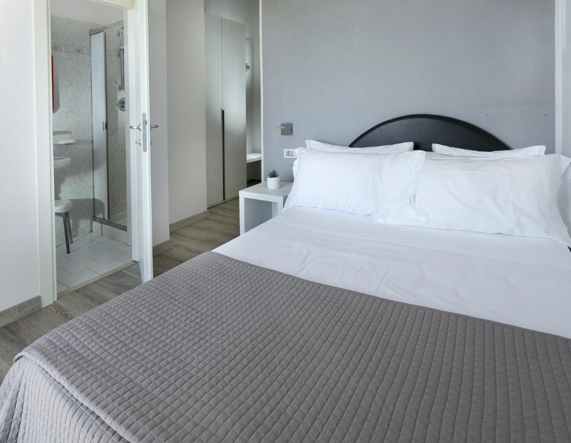 Hotel Zanarini In Centro A Риччоне Экстерьер фото