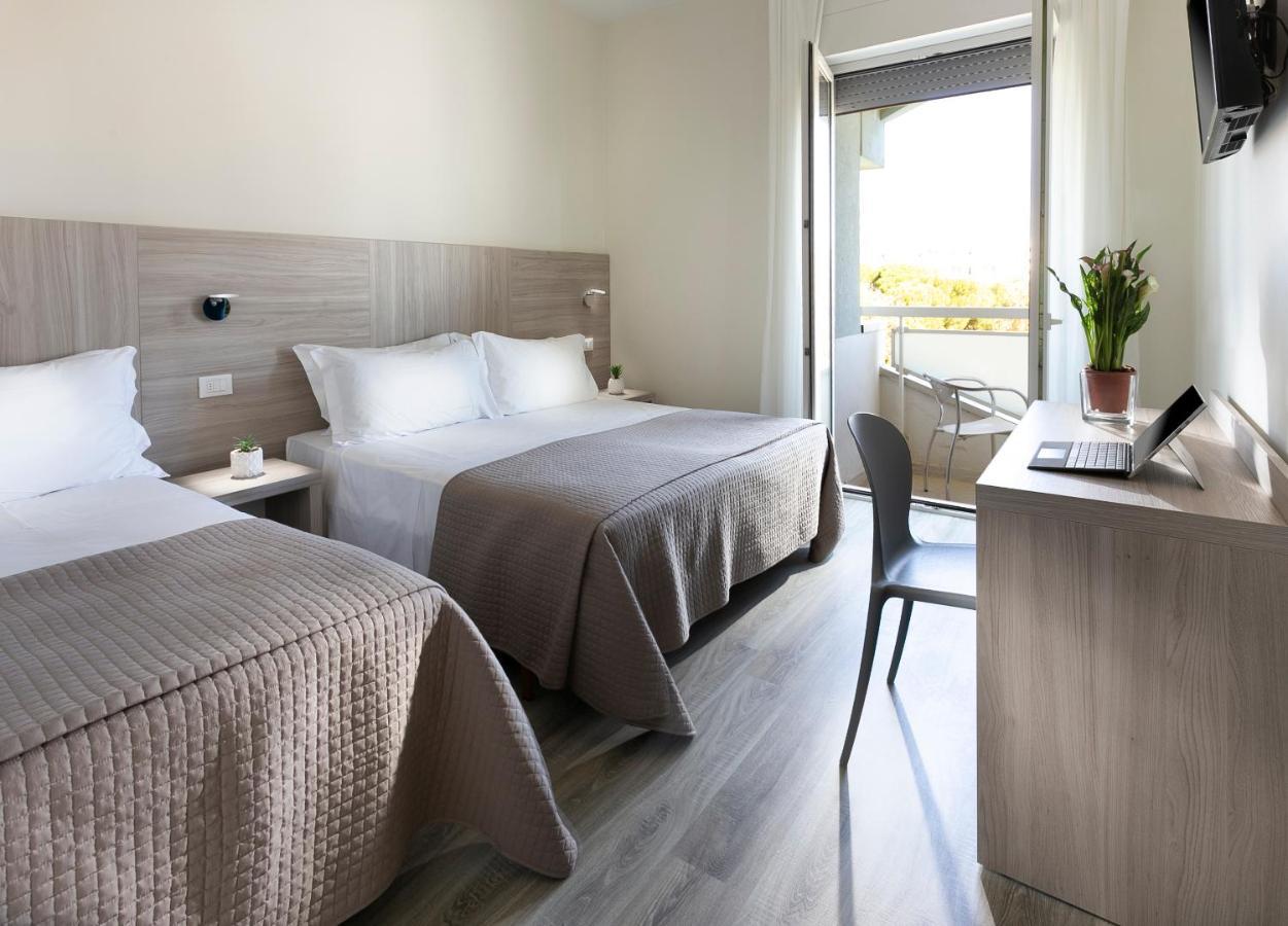 Hotel Zanarini In Centro A Риччоне Экстерьер фото