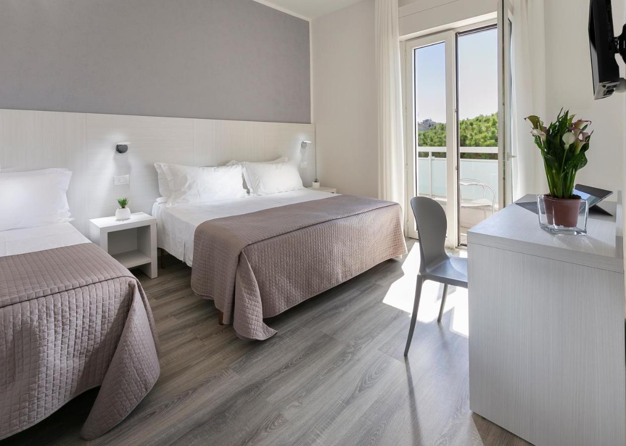 Hotel Zanarini In Centro A Риччоне Экстерьер фото