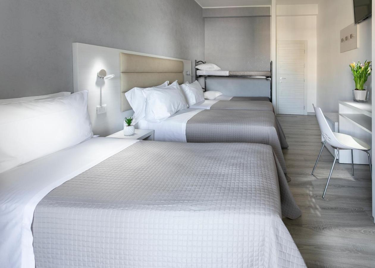 Hotel Zanarini In Centro A Риччоне Экстерьер фото