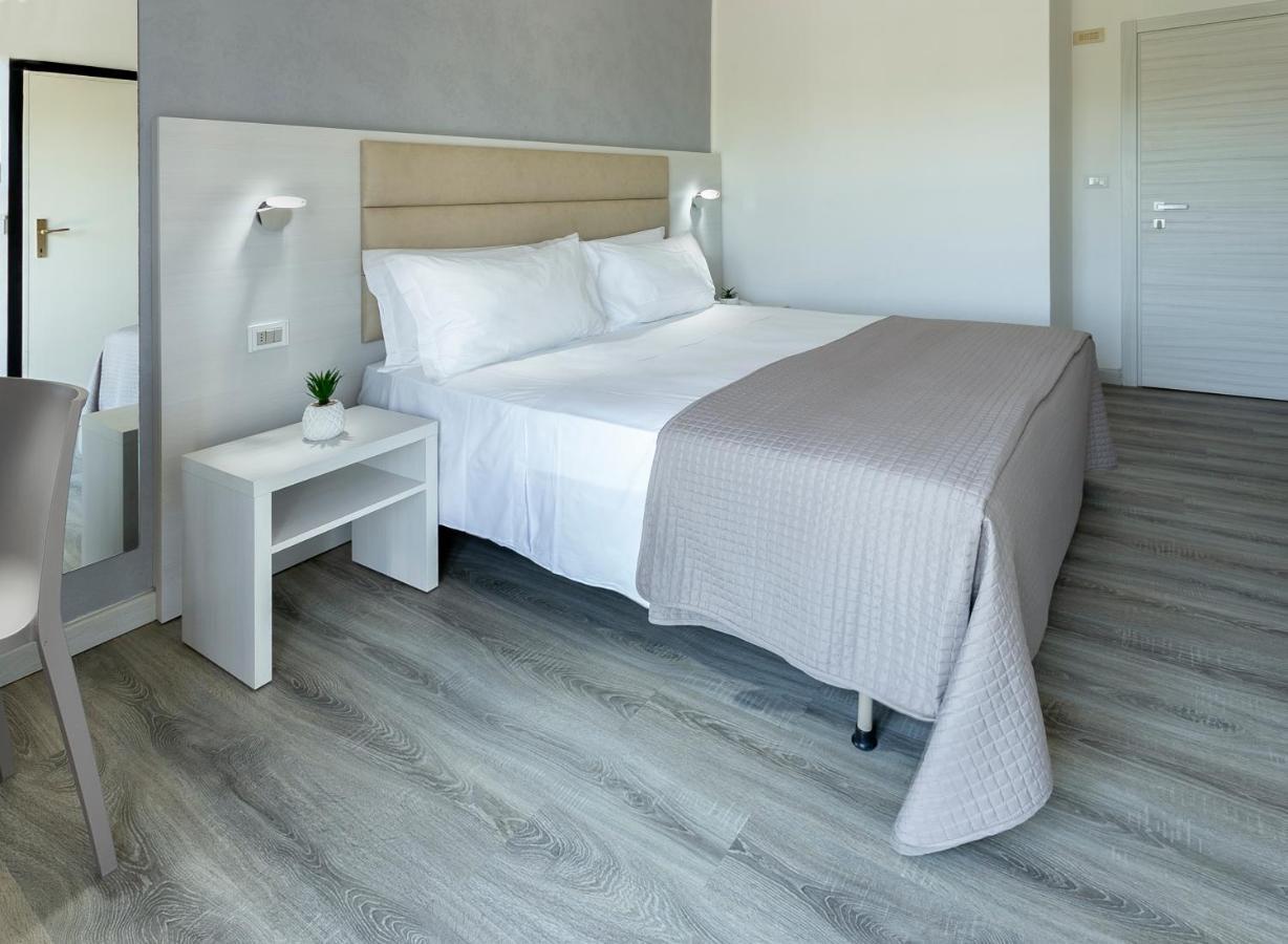 Hotel Zanarini In Centro A Риччоне Экстерьер фото