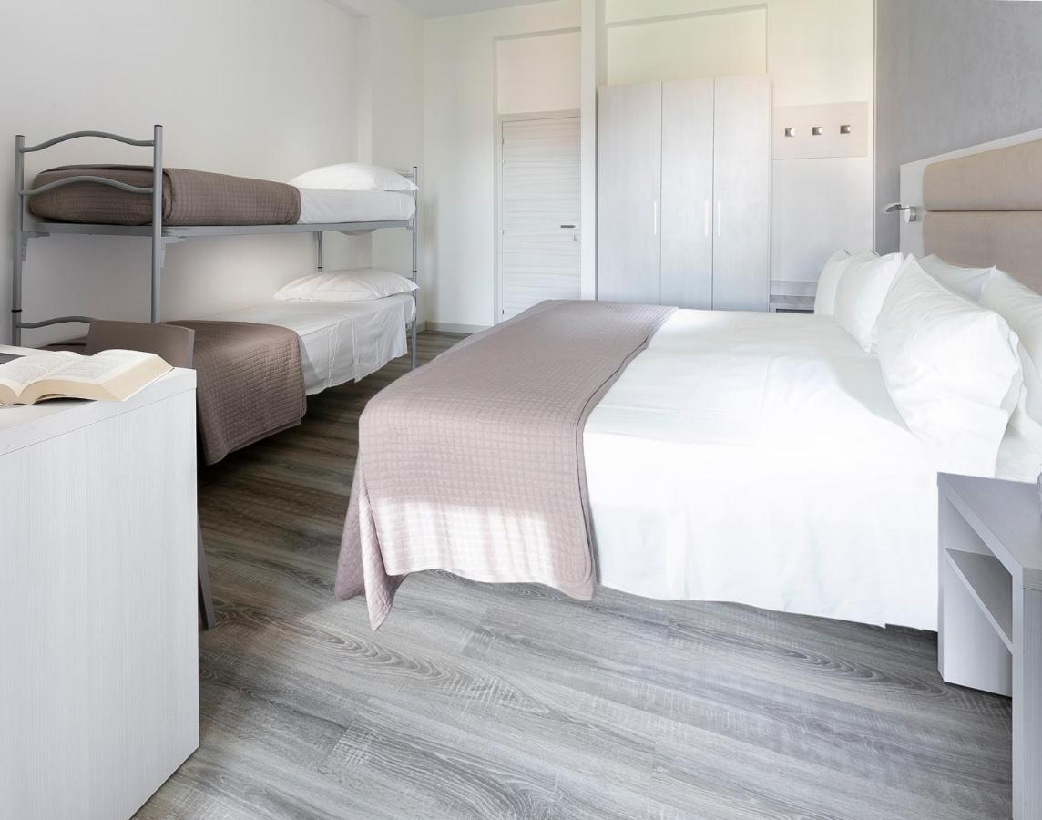 Hotel Zanarini In Centro A Риччоне Экстерьер фото