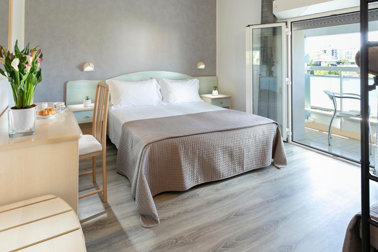 Hotel Zanarini In Centro A Риччоне Экстерьер фото