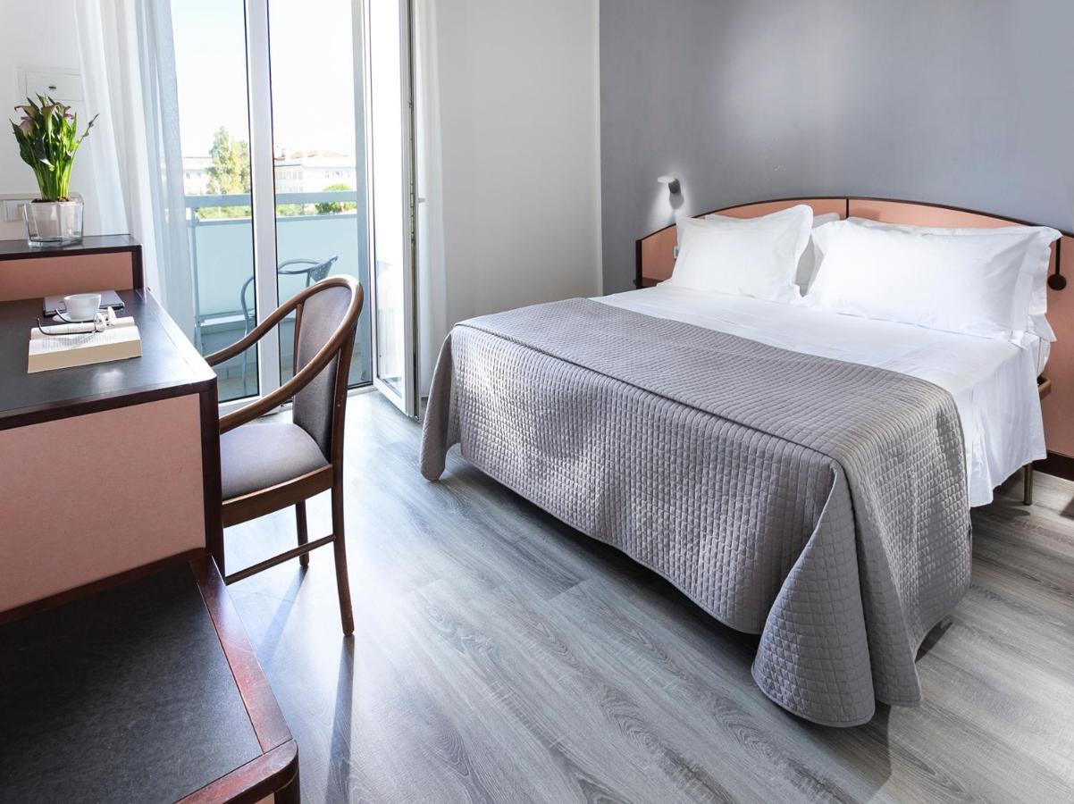 Hotel Zanarini In Centro A Риччоне Экстерьер фото