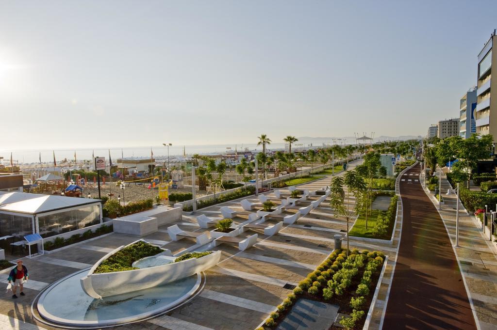 Hotel Zanarini In Centro A Риччоне Экстерьер фото