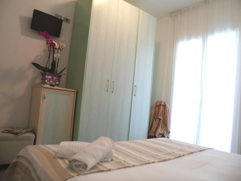 Hotel Zanarini In Centro A Риччоне Экстерьер фото