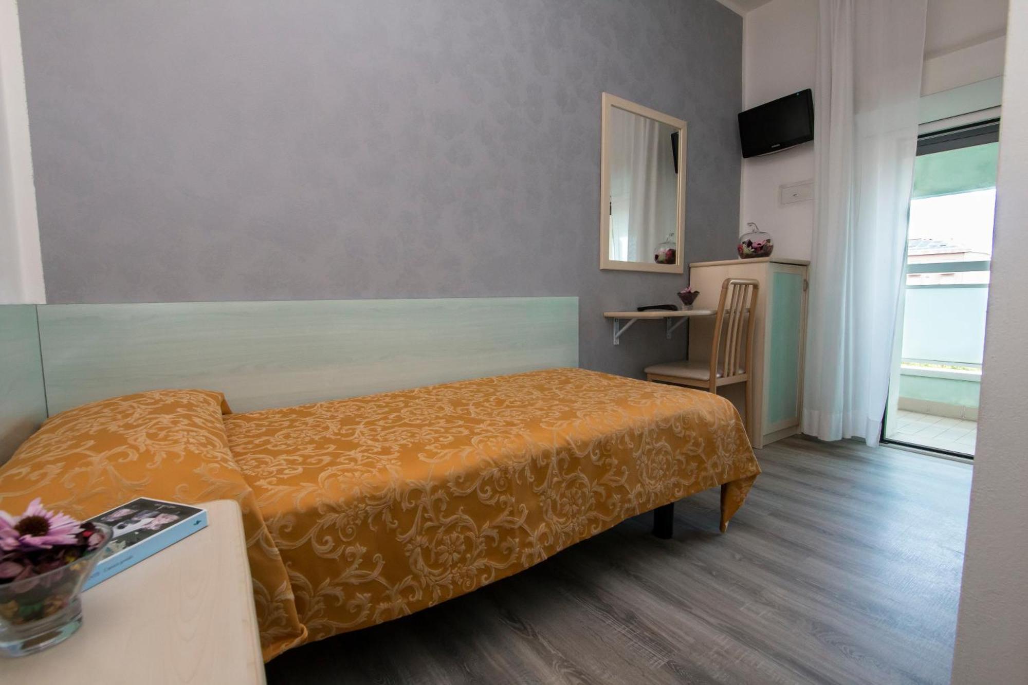 Hotel Zanarini In Centro A Риччоне Экстерьер фото