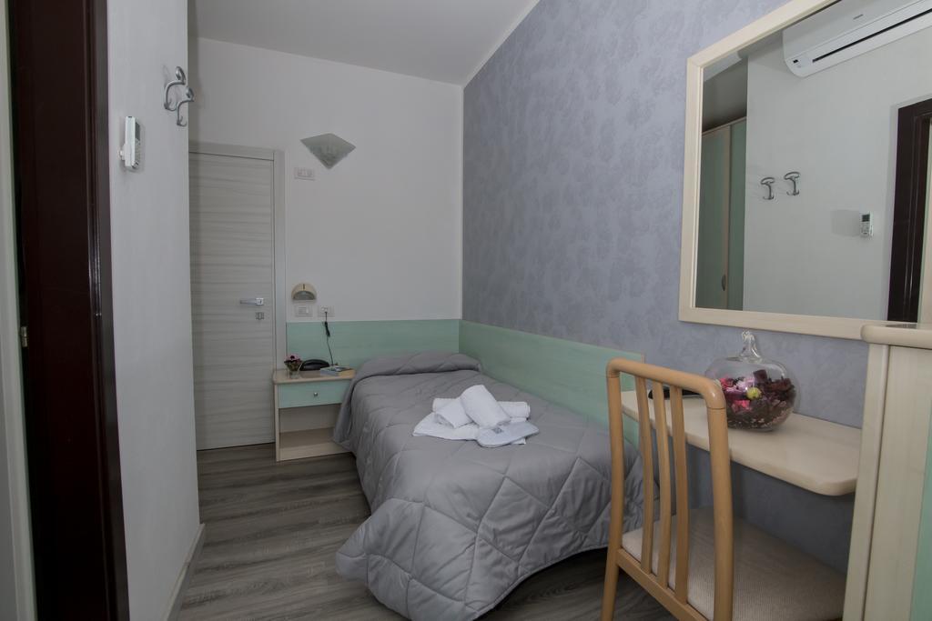 Hotel Zanarini In Centro A Риччоне Номер фото