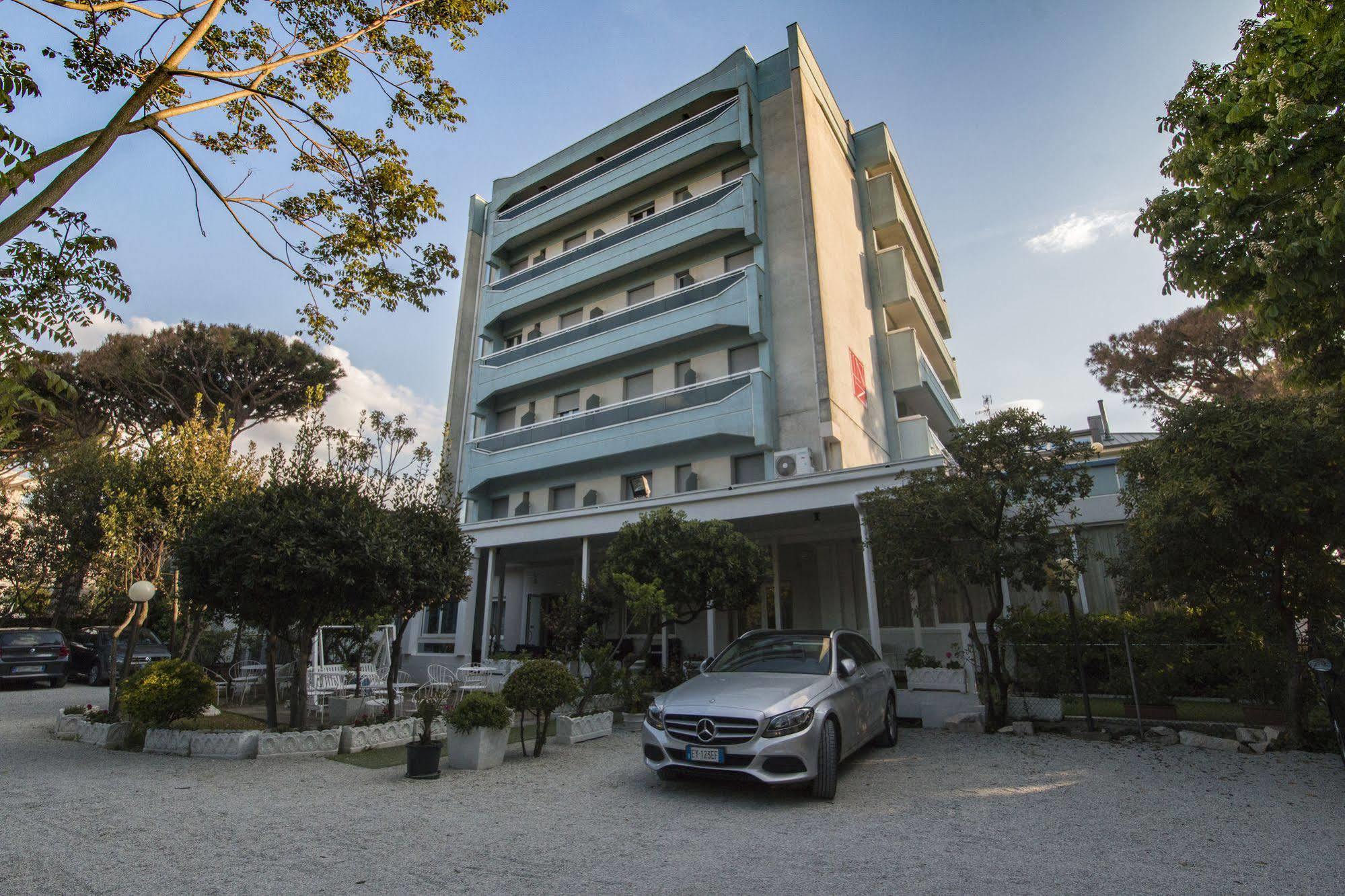 Hotel Zanarini In Centro A Риччоне Экстерьер фото