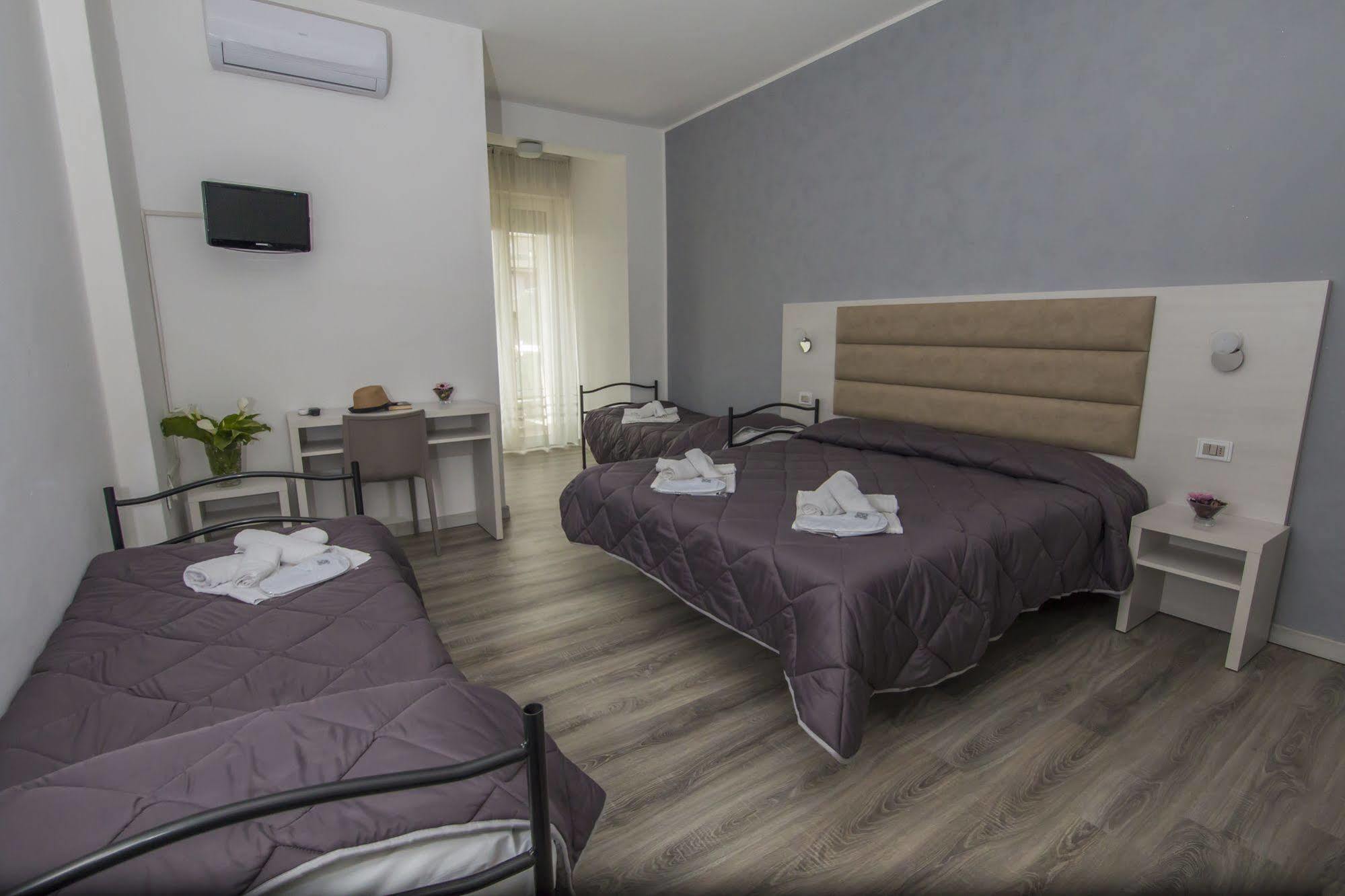 Hotel Zanarini In Centro A Риччоне Экстерьер фото