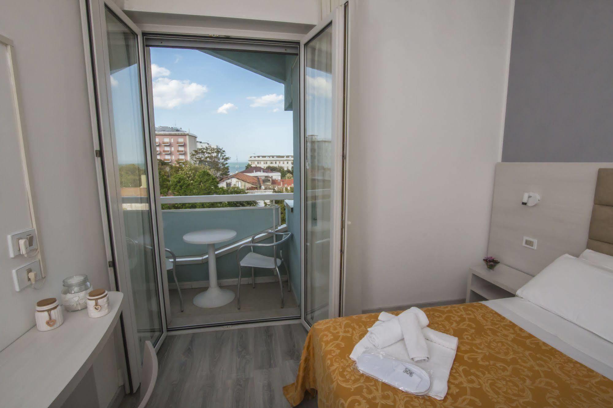 Hotel Zanarini In Centro A Риччоне Экстерьер фото