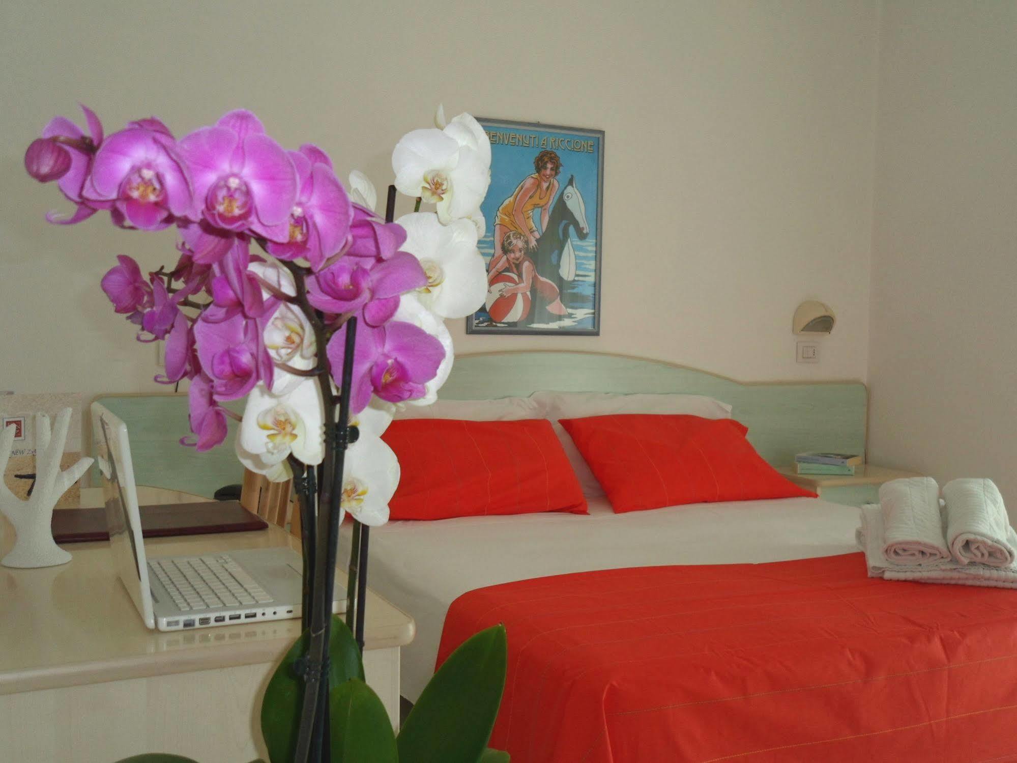 Hotel Zanarini In Centro A Риччоне Экстерьер фото