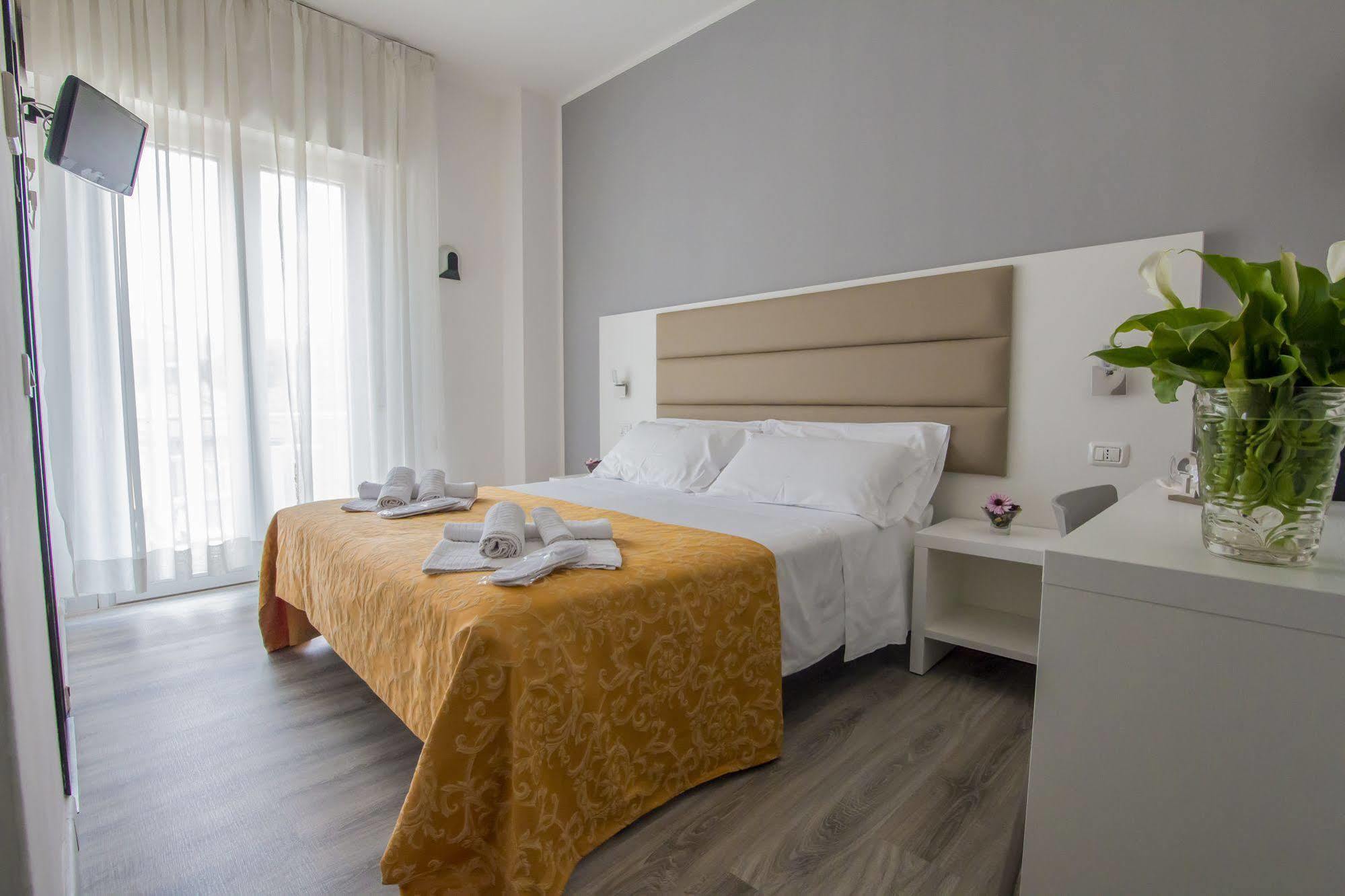 Hotel Zanarini In Centro A Риччоне Экстерьер фото