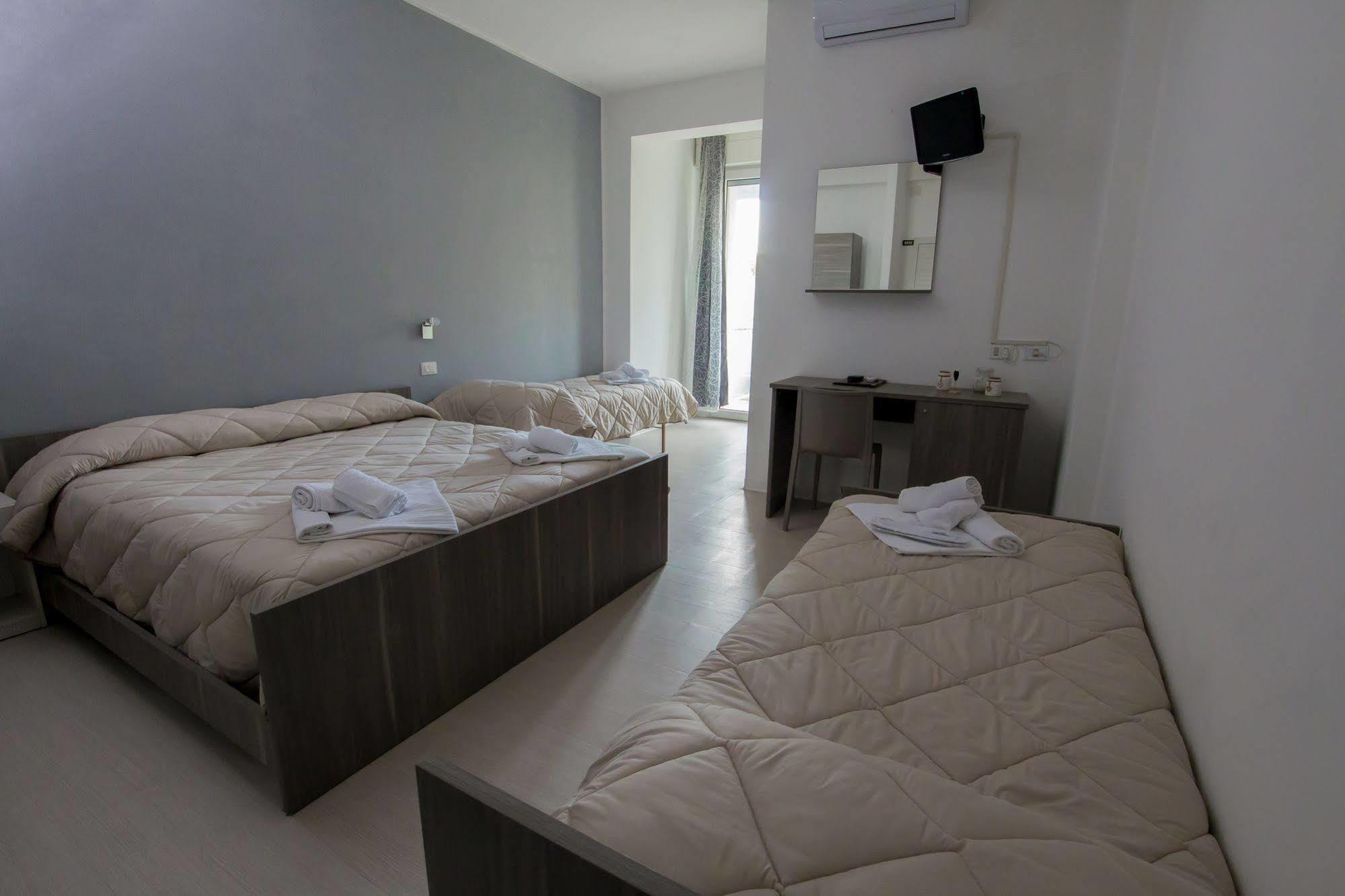 Hotel Zanarini In Centro A Риччоне Экстерьер фото