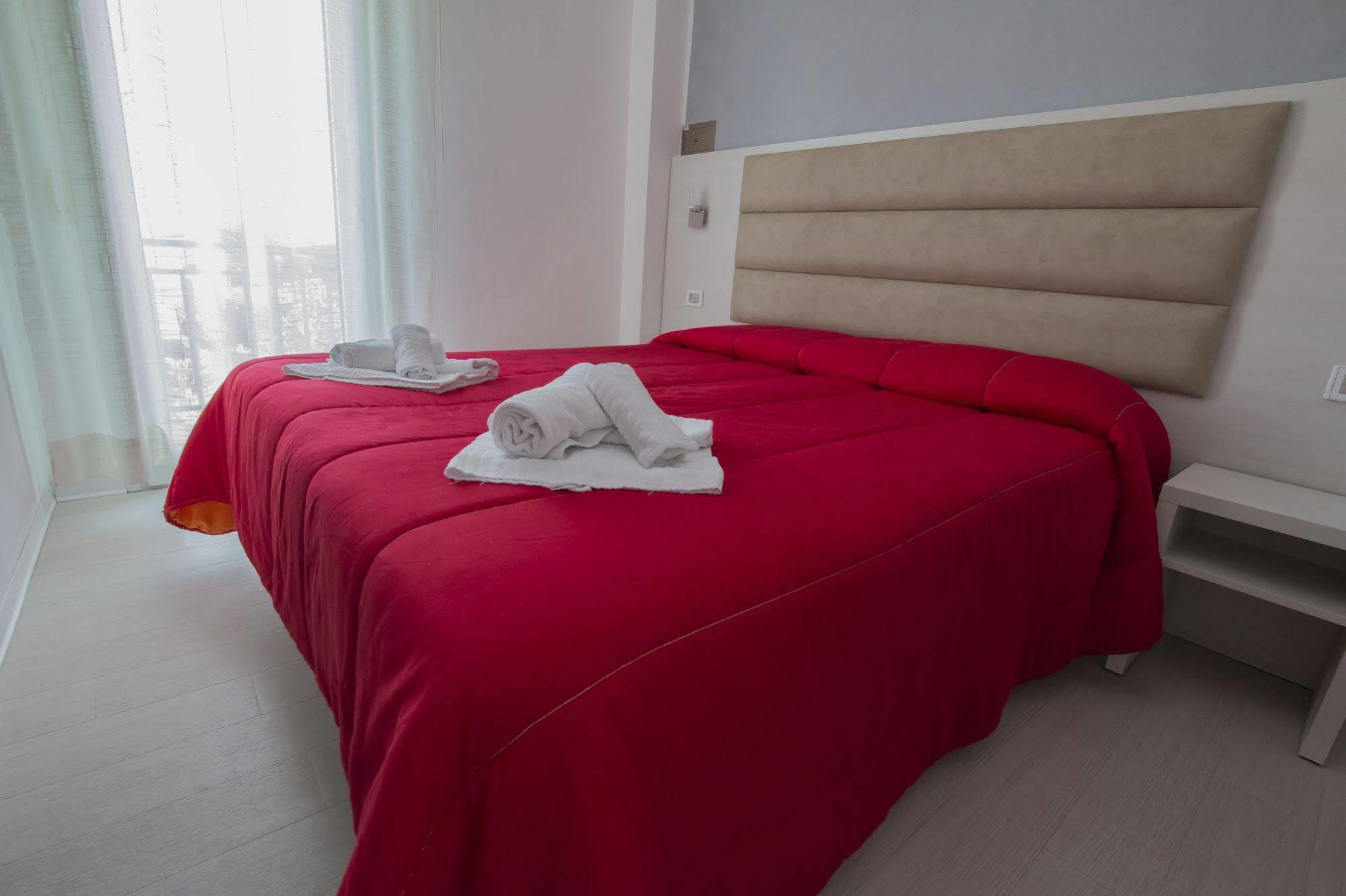 Hotel Zanarini In Centro A Риччоне Экстерьер фото