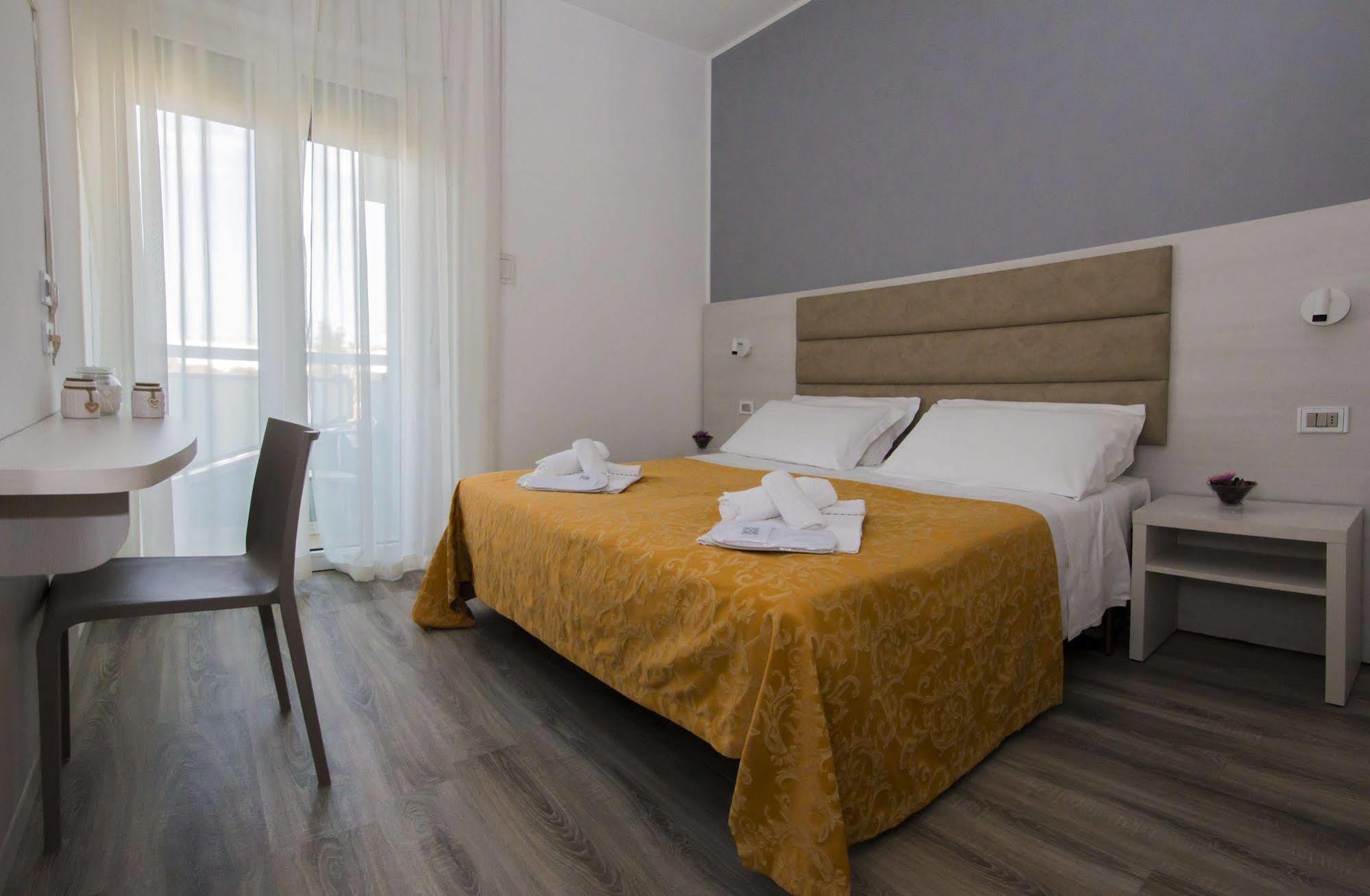 Hotel Zanarini In Centro A Риччоне Экстерьер фото